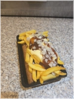 Friet met een frikandel